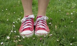 bambini e scarpe da ginnastica